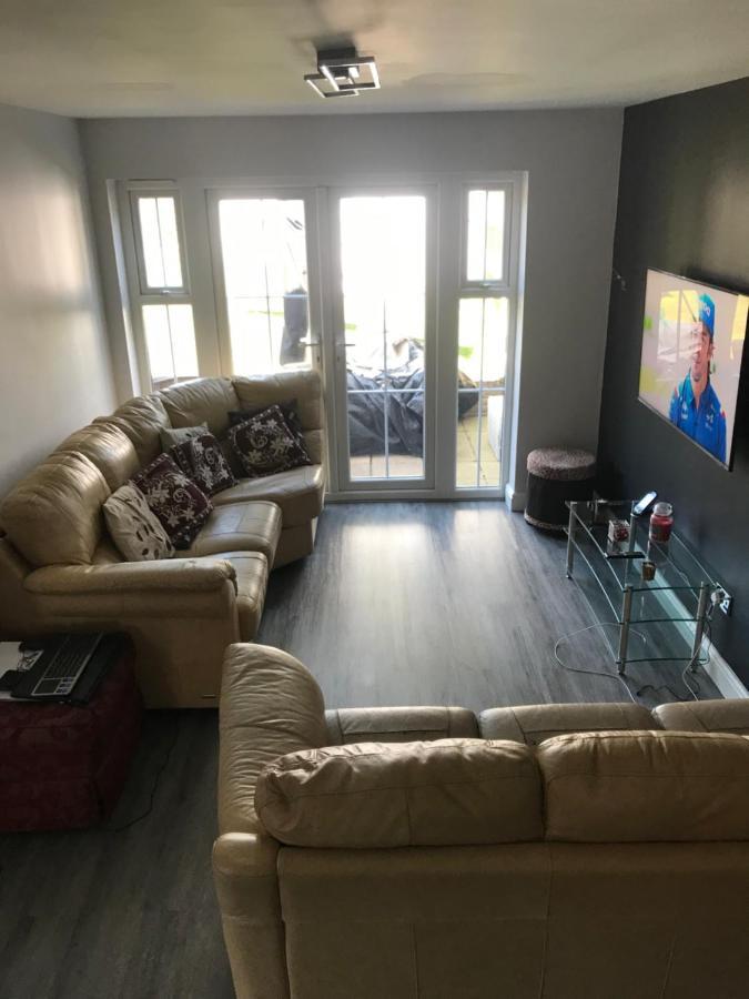 Double Room Next To Burnham Elizabeth Line Station Slough Buitenkant foto